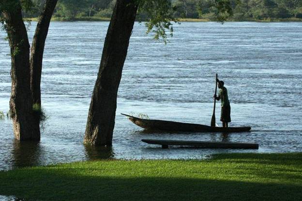 Man on a boat - Zambia © Droits reservés