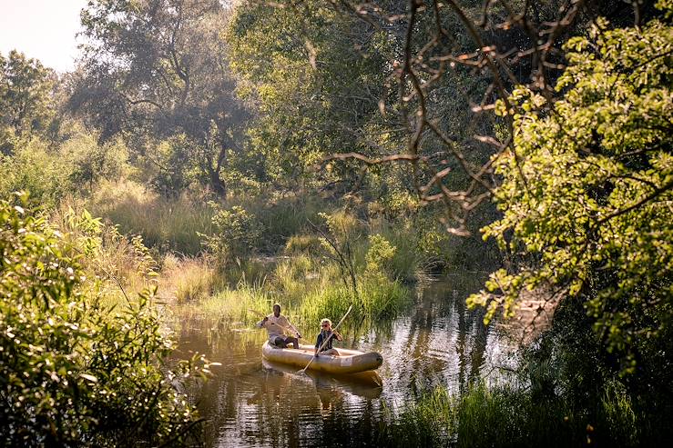 Canoeing on a river - Zambia © Droits reservés