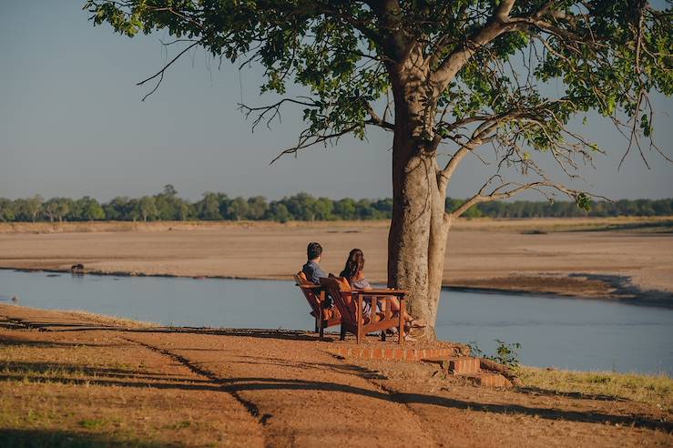 Watching wildlife - Zambia © Nsefu Camp 